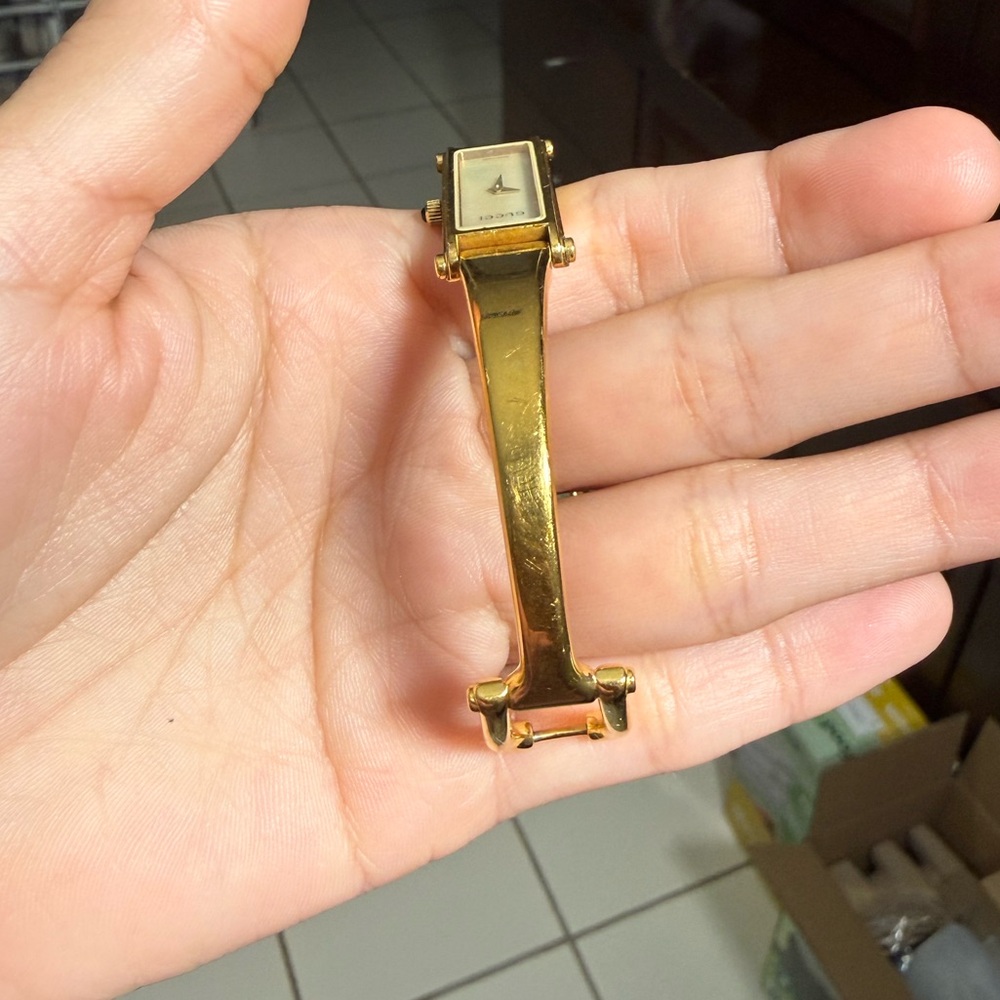 Vintage Gucci Gold Rectangular Watch with Iridescent Dial - Picture 5 of 5